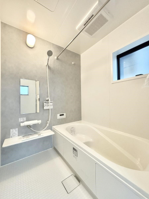 �����@������1�������`Bath Room�`�@����L�΂��ē������邱�Ƃ��\�I����̔�������M�d�ȃo�X�^�C���ł��B���q�l�Ƃ��ꏏ�ł��\���ȍL���Ȃ̂ŁA���r���O�Ƃ͈�����Ƒ��c�R�̂ЂƎ������y���݂��������܂��B