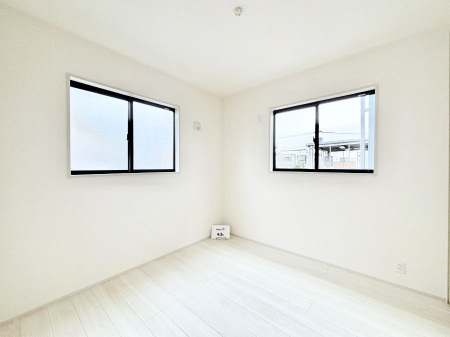 �Q���@������1�������`Bed Room�`�@�u��������������l�v�Ƃ��v�w�ł�����肭�낰��Q���B�����̉Ǝ��₨�d���ɔ�ꂽ���̓t�J�t�J�̃x�b�g�Ŗ�����Ă��������B�e���r��{�I�������Ă����K�ȍL����������