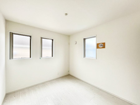 q@`Bed Room`@q͂qlɂƂđϏdȖ܂Bqlŉ߂Ԃ^邱ƂŁAh׋ԂRƑ܂畔̕Еt|ȂǂƂɌq܂B