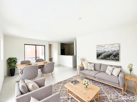 rO@`Living`@Ƒ̉bΊ炪srOłBqĂpȂA傫ȃ\t@_CjOe[ułH肭났􂻂ȖԂłIƋCGł