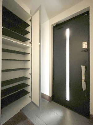 ���̑����ρ@�����Ղ���[�ł���V���[�Y�{�b�N�X�ŉƑ��S���̌C���A���ւ�������B  