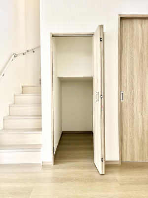 ���̑����ρ@���r���O���[�B�����Ɏ��[������ƕ����W�܂�LDK���X�b�L���Еt�������ł��ˁB  