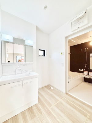 ���̑��@������1�������`Dressing Room�`�@���邭����������p�E�_�[���[���B�����g���ꏊ�����炱���A���K�ȋ�ԂƂȂ��Ă���܂��B�V�����v�[�h���b�T�[���̗p���Ă���܂��̂ŁA���V��������y�ɏo���܂��B