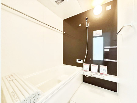 �����@������1�������`Bath Room�`�@����L�΂��ē������邱�Ƃ��\�I����̔�������M�d�ȃo�X�^�C���ł��B���q�l�Ƃ��ꏏ�ł��\���ȍL���Ȃ̂ŁA���r���O�Ƃ͈�����Ƒ��c�R�̂ЂƎ������y���݂��������܂��B