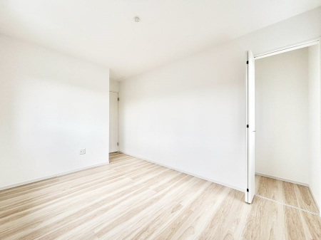 �Q���@������1�������`Bed Room�`  �S�����ɂ͎��[�N���[�[�b�g�������I���i�g���̂��m���⏬���͂������A�G�ߕ��̂��m���Ȃǂ���������Ɛ������ڂ����܂������܂��B  ������Ԃ��L���g�p�ł��܂��ˁB