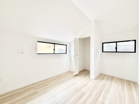 �q�������@������1�������`Bed Room�`�@�q�������͂��q�l�ɂƂ��đ�Ϗd�Ȗ���������܂��B�q����l�ŉ߂�����Ԃ�^���邱�ƂŁA�h���׋����Ԃ����R�Ƒ����܂����畔���̕Еt����|���Ȃǂ��������ƂɌq����܂��B