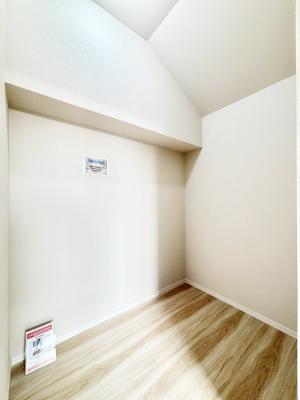 ���̑��@������1�������`Walk-in Closet�`�@��������̗m���������Ă��V���ɂȂ�ɂ����E�H�[�N�C���N���[�[�b�g�B�m���ȊO�ɂ��A���i�g��Ȃ��Ɠd��X�[�c�P�[�X�A�X�g�b�N�i�Ȃǉ��ł��Еt����������Ԃł��B