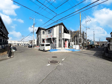 ���n�O�ώʐ^�@�O�ρ`Exterior�`�@�O�ʓ��H�F�쐼 6m �����A�쓌 5m �����@��w�̈�ˌ��Ă𒆐S�Ƃ����X���݂����R�Ƒ����A���ӂ͍��������������Ă��Ȃ��̂ŁA�΂̑����ՐÂȎ����������ł��B