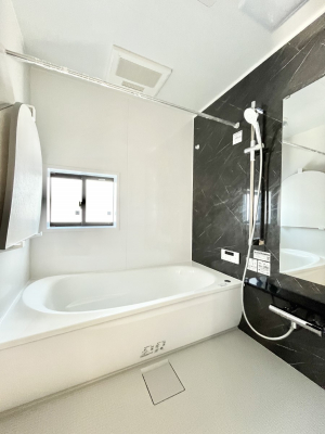 �����@�������Q�������`Bath Room�`�@���t���̃o�X���[���́A�̌������薾�邭�C�����̗ǂ���Ԃł��B�������邱�ƂŁA���C�����ǍD�B������芰����o�X���[���ŁA�����̃o�X�^�C�����y���݂ɂȂ肻���ł��B