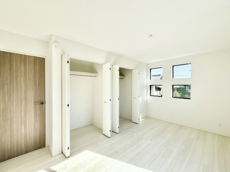 �q�������@�������Q�������`Bed Room�`  �S�����ɂ͎��[�N���[�[�b�g�������I���i�g���̂��m���⏬���͂������A�G�ߕ��̂��m���Ȃǂ���������Ɛ������ڂ����܂������܂��B  ������Ԃ��L���g�p�ł��܂��ˁB