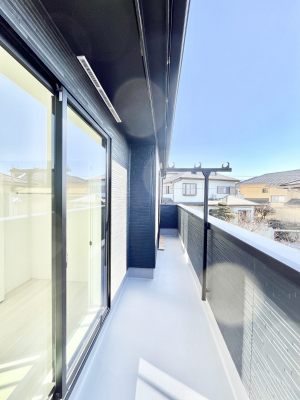 �o���R�j�[�@�������Q�������`Balcony�`�@������̃o���R�j�[�̑O�ɂ͉_�ȊO�ɑ��z���Ղ���̂�����܂���B�����󕨂������₷���A����薾�邭�C�����̂������������Ă��܂��B�g���₷���J���I�ȃo���R�j�[�ł���