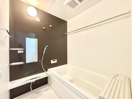 �����@�������P�������`Bath Room�`�@����L�΂��ē������邱�Ƃ��\�I����̔�������M�d�ȃo�X�^�C���ł��B���q�l�Ƃ��ꏏ�ł��\���ȍL���Ȃ̂ŁA���r���O�Ƃ͈�����Ƒ��c�R�̂ЂƎ������y���݂��������܂��B