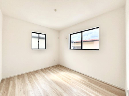 �q�������@�������P�������`Bed Room�`�@�q�������͂��q�l�ɂƂ��đ�Ϗd�Ȗ���������܂��B�q����l�ŉ߂�����Ԃ�^���邱�ƂŁA�h���׋����Ԃ����R�Ƒ����܂����畔���̕Еt����|���Ȃǂ��������ƂɌq����܂��B