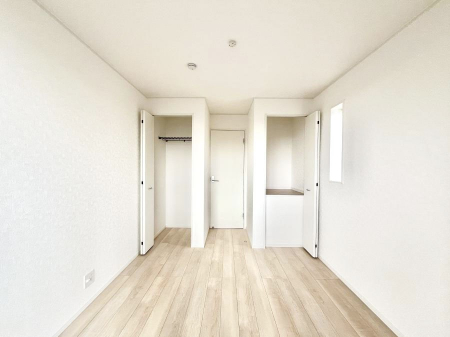 �Q���@�������R�������`Bed Room�`  �S�����ɂ͎��[�N���[�[�b�g�������I���i�g���̂��m���⏬���͂������A�G�ߕ��̂��m���Ȃǂ���������Ɛ������ڂ����܂������܂��B  ������Ԃ��L���g�p�ł��܂��ˁB