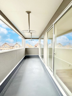 �o���R�j�[�@�������R�������`Balcony�`�@������̃o���R�j�[�̑O�ɂ͉_�ȊO�ɑ��z���Ղ���̂�����܂���B�����󕨂������₷���A����薾�邭�C�����̂������������Ă��܂��B�g���₷���J���I�ȃo���R�j�[�ł���