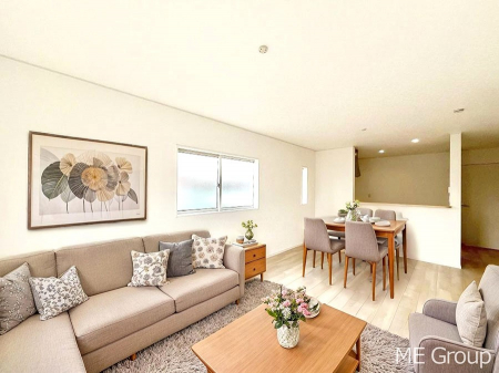 ���r���O�@�������R�������`Living�`  �Ƒ��̐H����c���̂ق��A�q�ǂ���V�΂�����A�F�l���������肷��LDK�͏Z�܂��̒��S�B�����ԉ߂����ꏊ������A���̋�Ԃ͏Z�܂��S�̂̋��S�n�����E���܂��B���Ƌ�͂b�f�ł��B