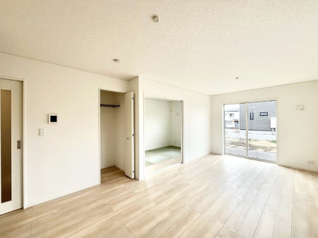 ���r���O�@�������R�������`Living�`�@�O���̗��Ȃ��V���v���ł�������LDK�B�傫�ȑ�������������������ނ̂Ŏ��������邭�A�Ƒ��̌e���̏�Ƃ��ăs�b�^���ł��B�J�����Ɠ�������̗ǂ��𐥔񂲗����������I