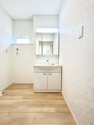 ���ʑ�E���ʏ��@�������R�������`Dressing Room�`  ����������F�����œ��ꂳ��Ă���ƁA�X�b�L���Ɛ�������ۂ������܂��B���̗��ɂ͂����Ղ�Ǝ��[�X�y�[�X��W�������I�����́A�V���v�����@�\�����d�����āB