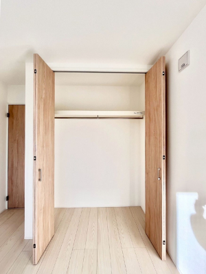 ���[�@�����`Closet�`�@�ǖʃN���[�[�b�g������΃^���X��u���K�v���Ȃ��A�o������̂Ȃ��X�b�L����Ԃ��ێ��ł��܂��B����ꂽ�X�y�[�X��L���Ɋ��p�ł������B�G�߂̈ߗނ��̕i�Ȃǂ����Ղ���[�o���܂��ˁ�