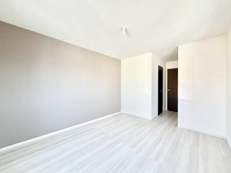 �q�������@������1�������`Bed Room�`�@�u��������������l�v�Ƃ��v�w�ł�����肭�낰��Q���B�����̉Ǝ��₨�d���ɔ�ꂽ���̓t�J�t�J�̃x�b�g�Ŗ�����Ă��������B�e���r��{�I�������Ă����K�ȍL����������