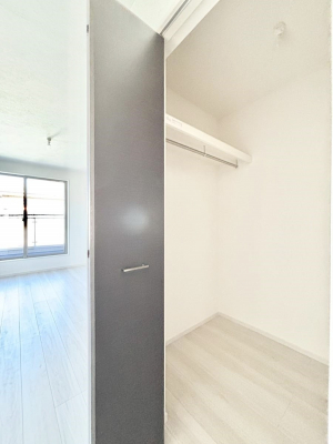 ���̑��@������1�������`Walk-in Closet�`�@��������̗m���������Ă��V���ɂȂ�ɂ����E�H�[�N�C���N���[�[�b�g�B�m���ȊO�ɂ��A���i�g��Ȃ��Ɠd��X�[�c�P�[�X�A�X�g�b�N�i�Ȃǉ��ł��Еt����������Ԃł��B