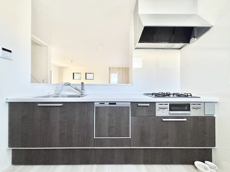 �L�b�`���@������1�������`Kitchen�`�@��b���e�ރ��r���O�A�������������Ȃ�L�b�`���B�Ƃ́A�������������ł͂Ȃ��A��炵��������A���K�ɂ���ꏊ�B�Ί�̖����A���炬�̓��X�̂��߂ɁA�ŐV�̐ݔ��E�d�l���̗p�B