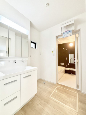 ���̑��@�����`Dressing Room�`�@���邭����������p�E�_�[���[���B�����g���ꏊ�����炱���A���K�ȋ�ԂƂȂ��Ă���܂��B�V�����v�[�h���b�T�[���̗p���Ă���܂��̂ŁA���V��������y�ɏo���܂��B