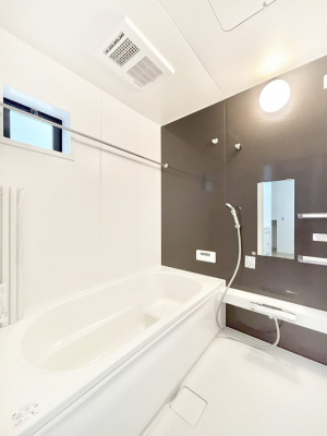 �����@�����`Bath Room�`�@�������������͋C�̗����Ŗ����Ɍ����ă��t���b�V���B���������@�\���t���Ă���̂ŗׂ̐���@�u����Ő􂢏オ�������󕨂��A�J�̓����V�C���C�ɂ������������邱�Ƃ��\�ł��B