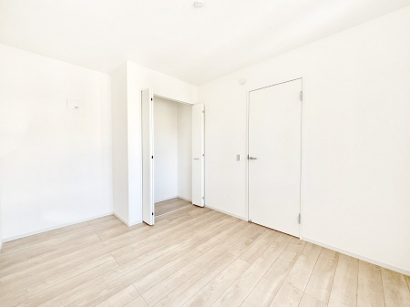 �q�������@�����`Bed Room�`�@�q�������͂��q�l�ɂƂ��đ�Ϗd�Ȗ���������܂��B�q����l�ŉ߂�����Ԃ�^���邱�ƂŁA�h���׋����Ԃ����R�Ƒ����܂����畔���̕Еt����|���Ȃǂ��������ƂɌq����܂��B