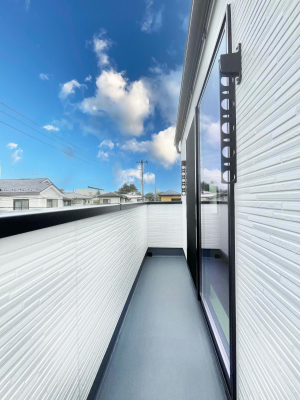 oRj[@No.1`Balcony`  傫ȋɈ͂܂ꂽĈƁB  oRj[`ň|IȊJɕ܂܂B  oRj[͗z݂zc󕨂C悭Ƃł܂B