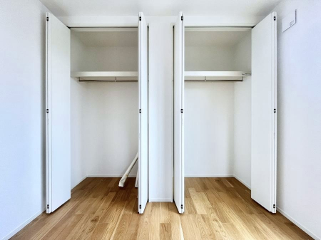 [@No.1`Closet`@ǖʃN[[bg΃^XuKvȂAôȂXbLԂێł܂BꂽXy[XLɊpłBߗނ̕iȂǂՂ[o܂ˁ