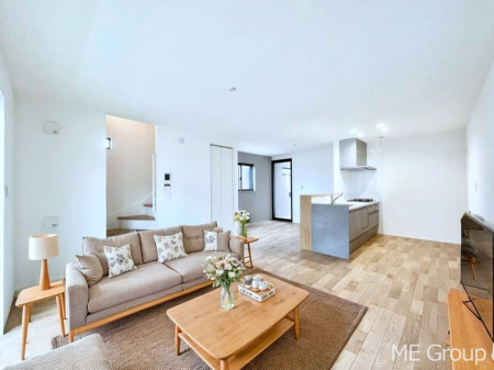 rO@No.1`Living`@O̗ȂVvłLDKB傫ȑނ̂Ŏ邭AƑ̌ȅƂăsb^B̗ǂ𐥔񂲗I@ƋCGł