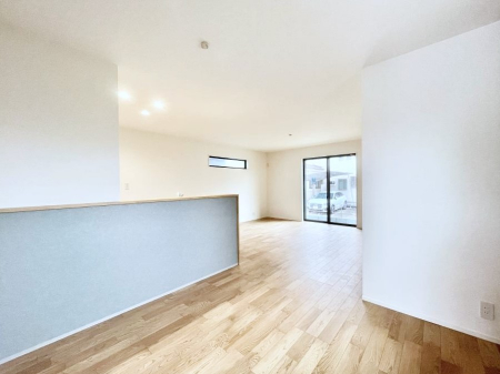 rO@No.1`Living`  Lȗz̏ꏊƂ炵B  邱̋Ԃ݂͂Ȃ̏Ί炪WꏊAYA邱Ƃ̂Ȃ킢ȂbyގԁA̎vԂꏊB