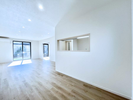 ̑ρ@Ƒ̏Ί炪RƐ܂ĂAȕ͋C̃_CjOɎdオĂ܂B