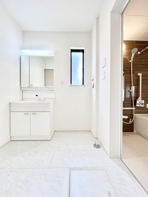 ���̑��@������A�������`Dressing Room�`�@�Â��Ȃ肪���Ȑ��ʏ�����������ƍ̌��Ɗ��C���\�Ȃ̂ŋC�����悭���g�������܂��B�O�ʋ��^�C�v�̐��ʑ�͋������[�ŎU�炩�肪���Ȑ��ʏ����X�b�L����