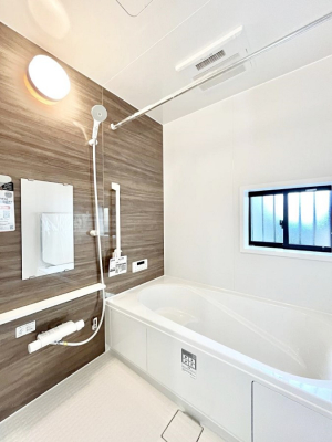 �����@������A�������`Bath Room�`�@���t���̃o�X���[���́A�̌������薾�邭�C�����̗ǂ���Ԃł��B�������邱�ƂŁA���C�����ǍD�B������芰����o�X���[���ŁA�����̃o�X�^�C�����y���݂ɂȂ肻���ł��B