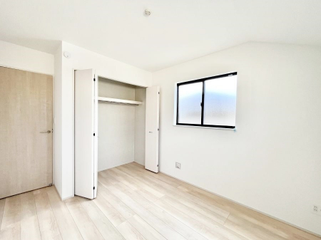 �Q���@������A�������`Bed Room�`  �S�����ɂ͎��[�N���[�[�b�g�������I���i�g���̂��m���⏬���͂������A�G�ߕ��̂��m���Ȃǂ���������Ɛ������ڂ����܂������܂��B  ������Ԃ��L���g�p�ł��܂��ˁB