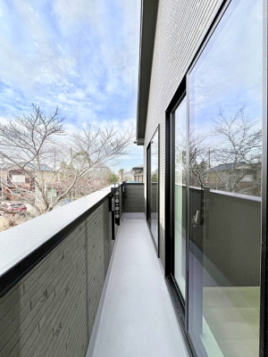 �o���R�j�[�@������A�������`Balcony�`�@������̃o���R�j�[�̑O�ɂ͉_�ȊO�ɑ��z���Ղ���̂�����܂���B�����󕨂������₷���A����薾�邭�C�����̂������������Ă��܂��B�g���₷���J���I�ȃo���R�j�[�ł���