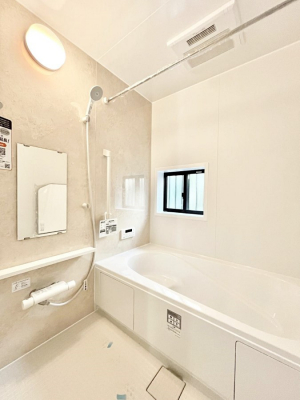 �����@������B�������`Bath Room�`�@���t���̃o�X���[���́A�̌������薾�邭�C�����̗ǂ���Ԃł��B�������邱�ƂŁA���C�����ǍD�B������芰����o�X���[���ŁA�����̃o�X�^�C�����y���݂ɂȂ肻���ł��B