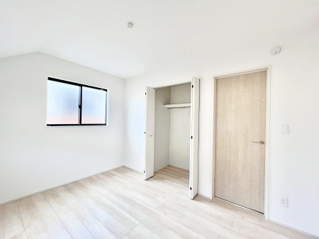 �Q���@������B�������`Bed Room�`  �S�����ɂ͎��[�N���[�[�b�g�������I���i�g���̂��m���⏬���͂������A�G�ߕ��̂��m���Ȃǂ���������Ɛ������ڂ����܂������܂��B  ������Ԃ��L���g�p�ł��܂��ˁB