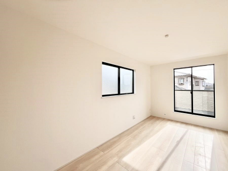 �q�������@������B�������`Bed Room�`�@�q�������͂��q�l�ɂƂ��đ�Ϗd�Ȗ���������܂��B�q����l�ŉ߂�����Ԃ�^���邱�ƂŁA�h���׋����Ԃ����R�Ƒ����܂����畔���̕Еt����|���Ȃǂ��������ƂɌq����܂��B