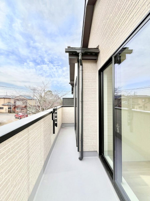 �o���R�j�[�@������B�������`Balcony�`�@������̃o���R�j�[�̑O�ɂ͉_�ȊO�ɑ��z���Ղ���̂�����܂���B�����󕨂������₷���A����薾�邭�C�����̂������������Ă��܂��B�Ƒ��S�����̐��󕨂���C�Ɋ����܂��B