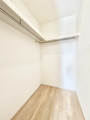 ���̑��@������B�������`Walk-in Closet�`�@��������̗m���������Ă��V���ɂȂ�ɂ����E�H�[�N�C���N���[�[�b�g�B�m���ȊO�ɂ��A���i�g��Ȃ��Ɠd��X�[�c�P�[�X�A�X�g�b�N�i�Ȃǉ��ł��Еt����������Ԃł��B