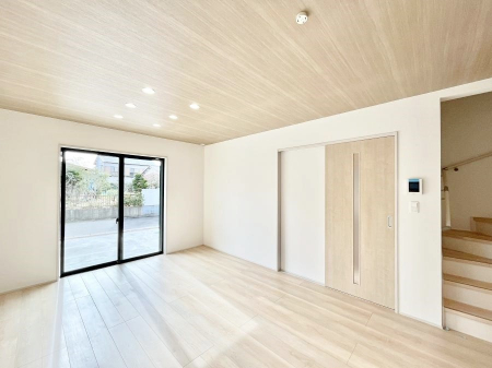 ���̑����ρ@������B�������`Living�`�@�Ƒ��̐H����c���̂ق��A�q�ǂ���V�΂�����A�F�l���������肷��LDK�͏Z�܂��̒��S�B�����ԉ߂����ꏊ������A���̋�Ԃ͏Z�܂��S�̂̋��S�n�����E���܂��B