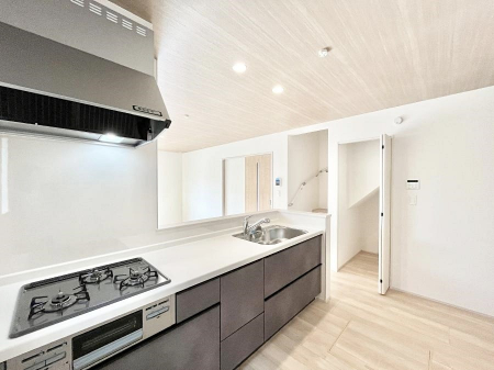 �L�b�`���@������B�������`Kitchen�`�@�u���������͉�����낤�v����ȃL�b�`���Ȃ�v�������藿�����ł����Ⴂ�܂��B�L�b�`������̓��r���O����]�ł��܂��B�Ƒ����Ȃ��邨�Ƃ������ɂ������܂��B