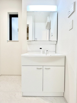 ���ʑ�E���ʏ��@������B�������`Dressing Room�`  ����������F�����œ��ꂳ��Ă���ƁA�X�b�L���Ɛ�������ۂ������܂��B���̗��ɂ͂����Ղ�Ǝ��[�X�y�[�X��W�������I�����́A�V���v�����@�\�����d�����āB