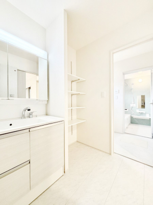 ���̑��@�����`Dressing Room�`�@���邭����������p�E�_�[���[���B�����g���ꏊ�����炱���A���K�ȋ�ԂƂȂ��Ă���܂��B�V�����v�[�h���b�T�[���̗p���Ă���܂��̂ŁA���V��������y�ɏo���܂��B