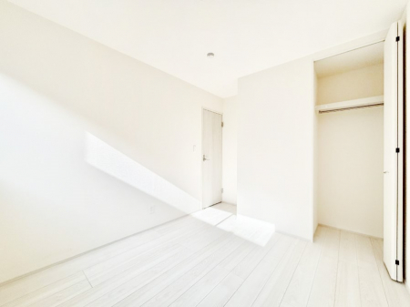 ���̑����ρ@�����`Bed Room�`  �S�����ɂ͎��[�N���[�[�b�g�������I���i�g���̂��m���⏬���͂������A�G�ߕ��̂��m���Ȃǂ���������Ɛ������ڂ����܂������܂��B  ������Ԃ��L���g�p�ł��܂��ˁB