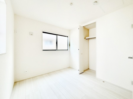 �q�������@�����`Bed Room�`�@�q�������͂��q�l�ɂƂ��đ�Ϗd�Ȗ���������܂��B�q����l�ŉ߂�����Ԃ�^���邱�ƂŁA�h���׋����Ԃ����R�Ƒ����܂����畔���̕Еt����|���Ȃǂ��������ƂɌq����܂��B