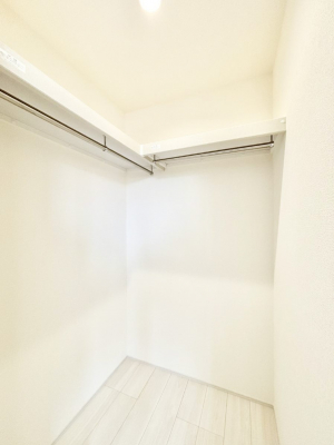 ���̑��@�����`Walk-in Closet�`�@�K�v�Ȃ��̂�R�[�f�B�l�[�g���ꗗ���Ċm�F�ł��A�g�x�x�⏀�����Z���ԂōςރE�H�[�N�C���N���[�[�b�g��ݒu���܂����B�Ƃ̒�����������Ƃ�����֗��Ȏ��[�X�y�[�X�ł��B